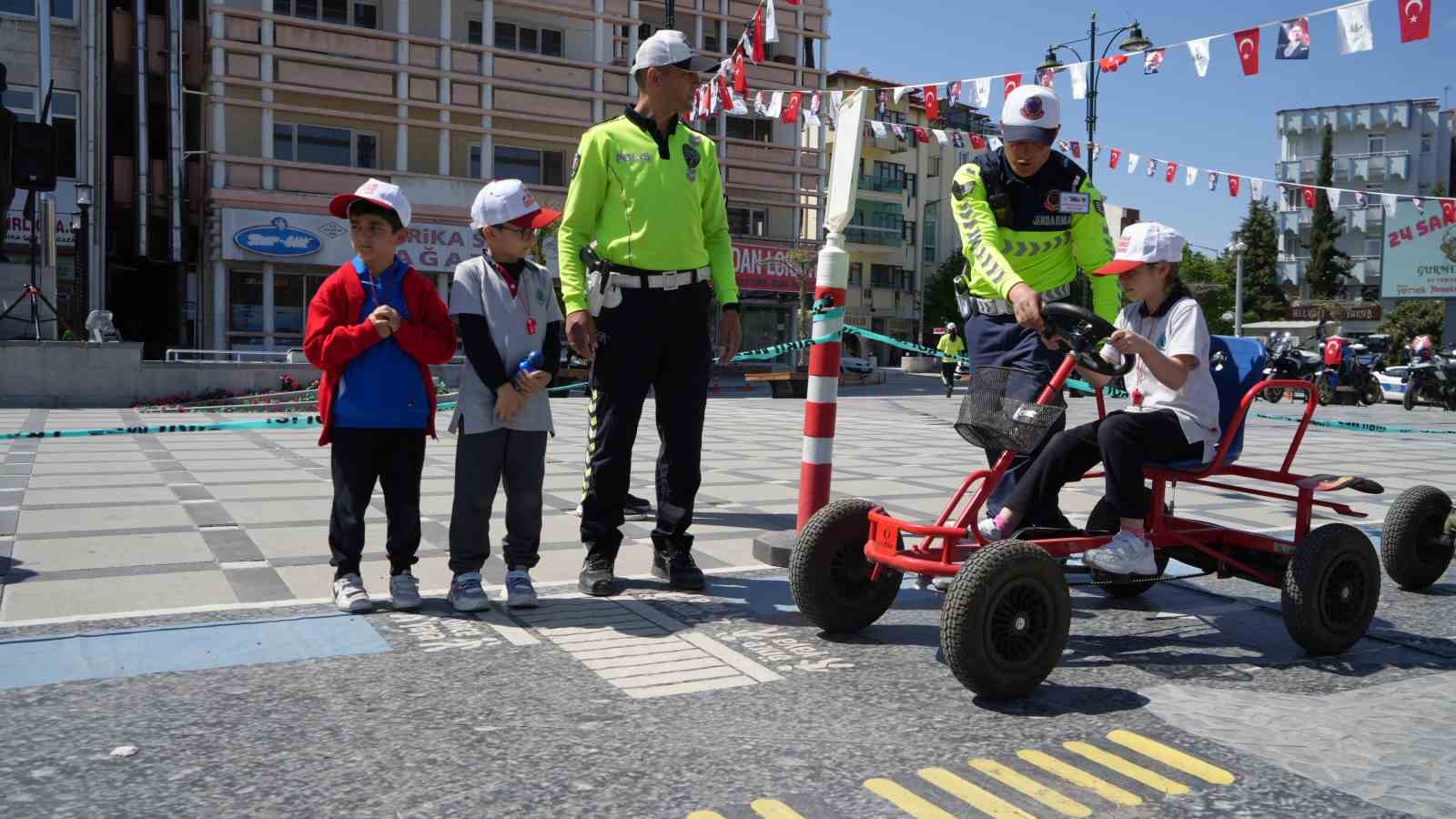 Burdur’da çocuklara uygulamalı trafik eğitimi verildi