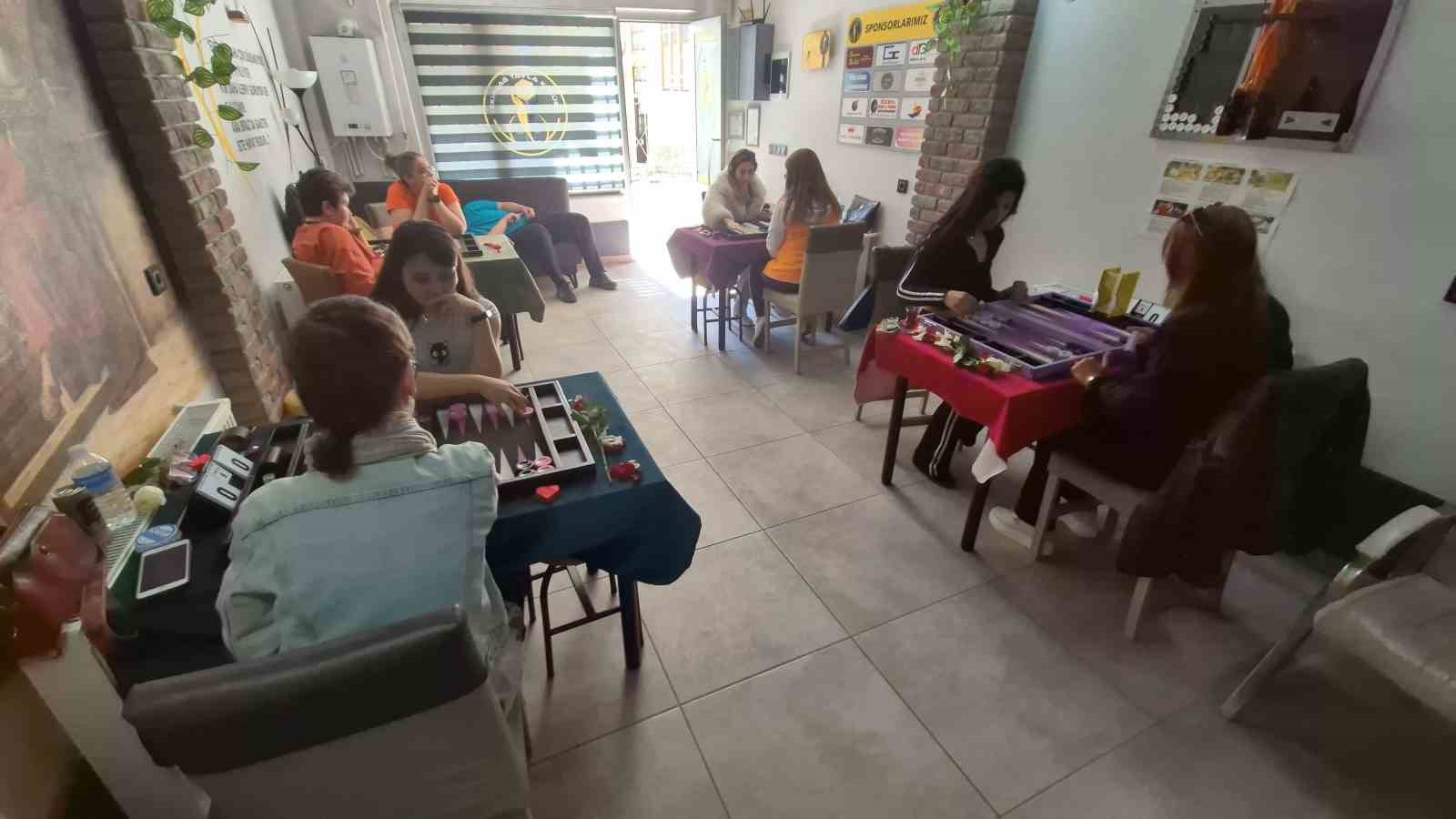 Tavlalar &ccedil;i&ccedil;ek a&ccedil;tı: 83 kadın kıyasıya m&uuml;cadele ediyor
