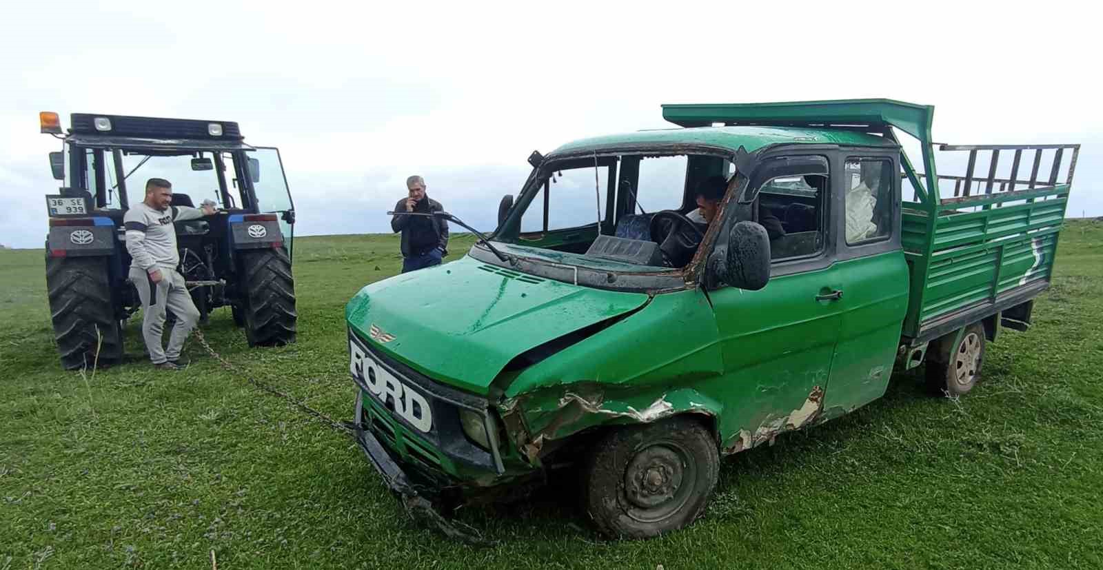 Kars’ta kamyonet dereye uçtu