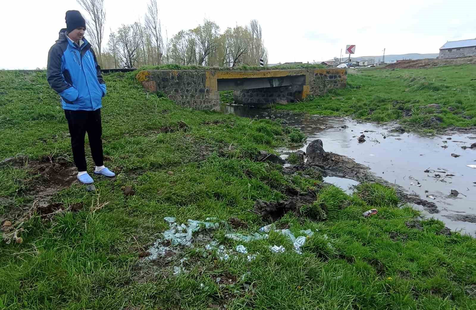 Kars&rsquo;ta kamyonet dereye u&ccedil;tu
