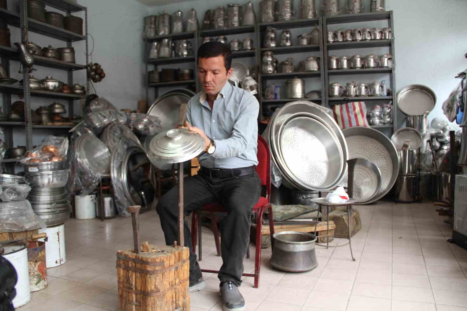 72 yıllık bakır ustasının mesleğini oğlu yaşatıyor