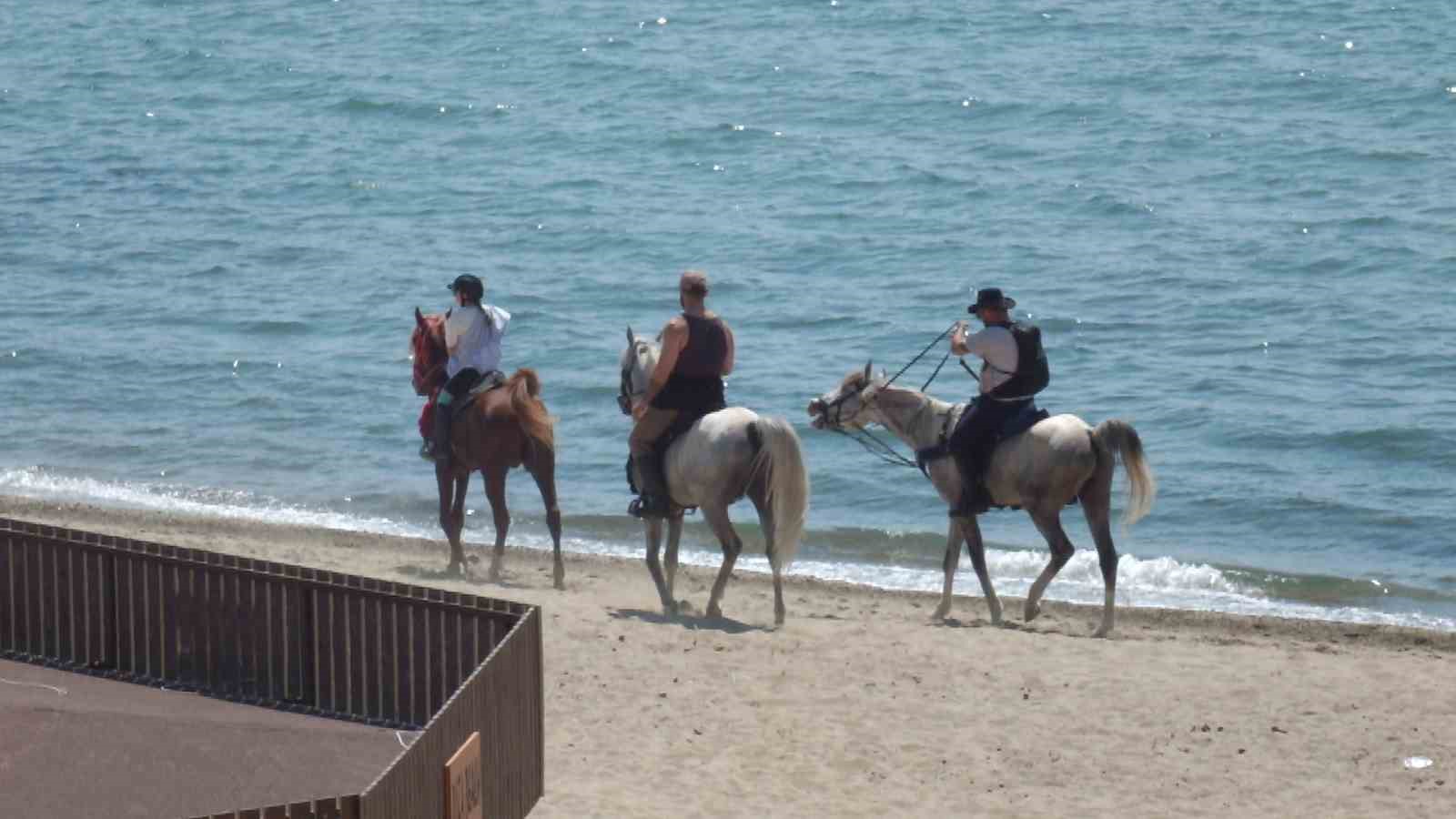 Balıkesir’de atlar plaja indi
