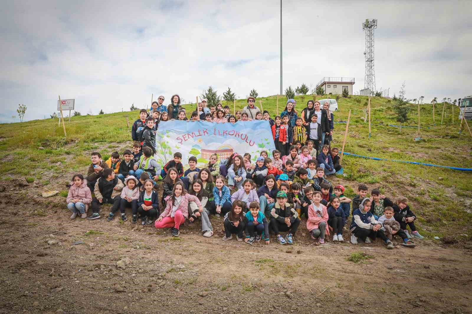 Minik eller fidanları toprakla buluşturdu