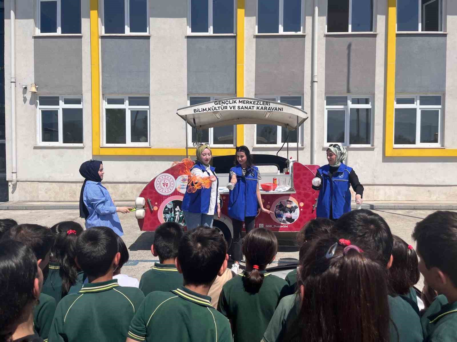 Bilim karavanında deney yaptılar