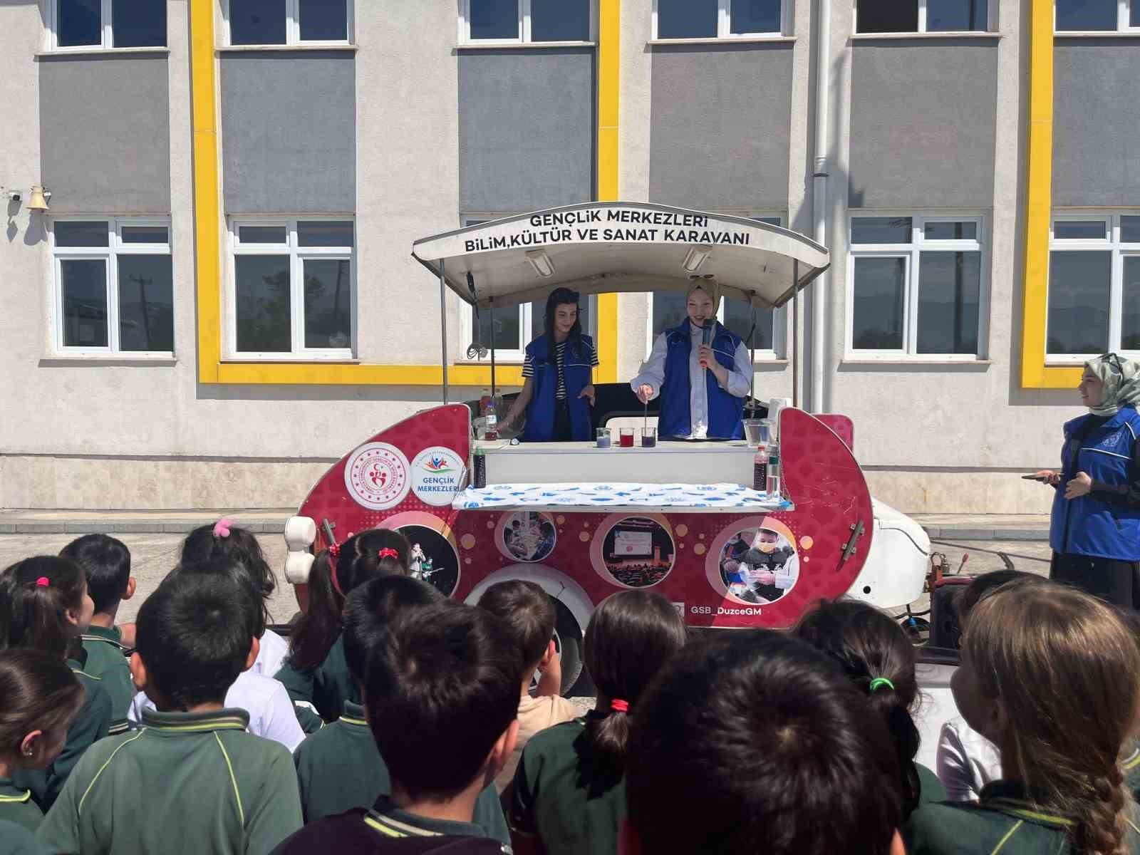 Bilim karavanında deney yaptılar
