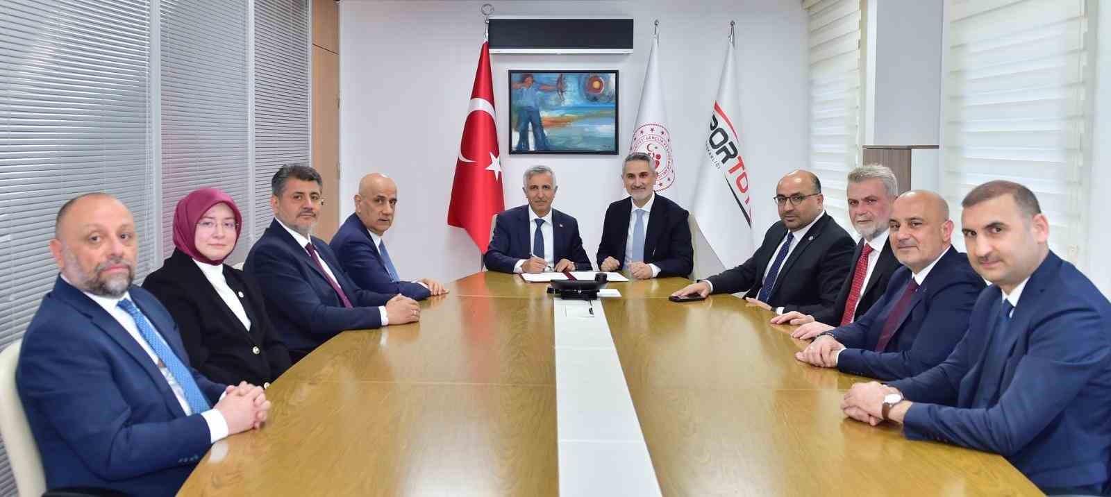 Başkan Görgel: "Kahramanmaraş stadyumu için imzalar atıldı"
