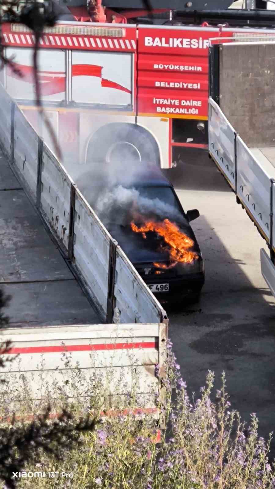 Erdek’te park halindeki otomobilde yangın paniği
