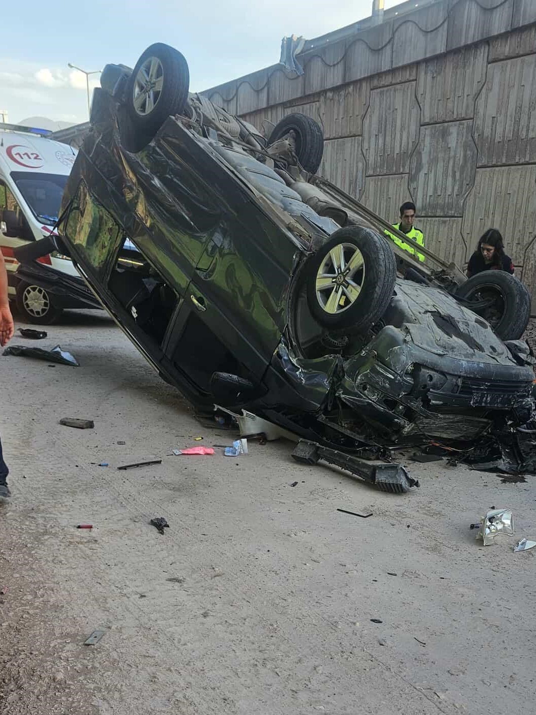 Hafif ticari araç 5 metre yükseklikten uçarak ters döndü: 2 yaralı
