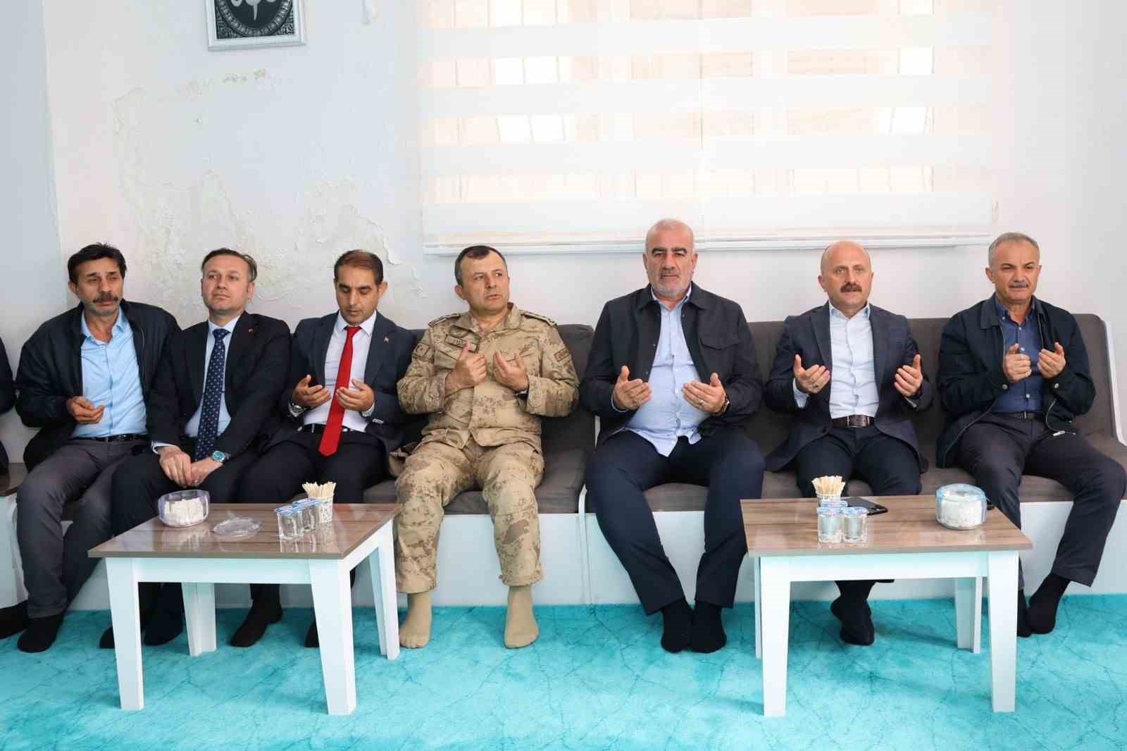 Vali Varol, Besni &ccedil;evre yolunda incelemelerde bulundu
