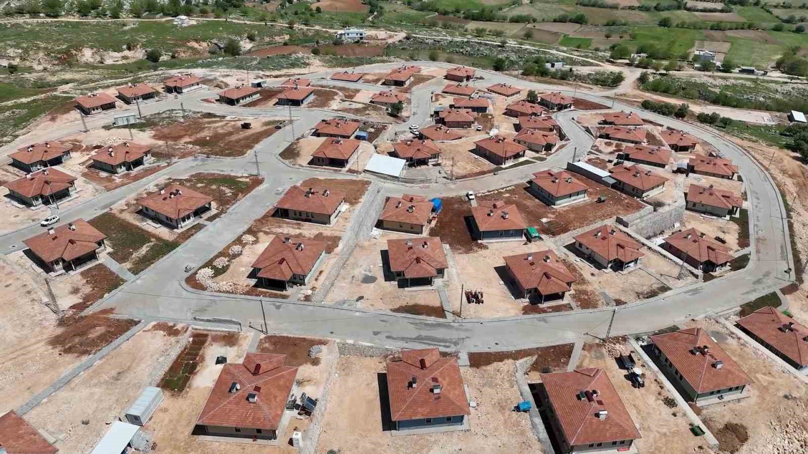 Bakan Kurum: "Adıyaman’ın Zey köyü kayalık zemin üzerine yeniden kuruldu"