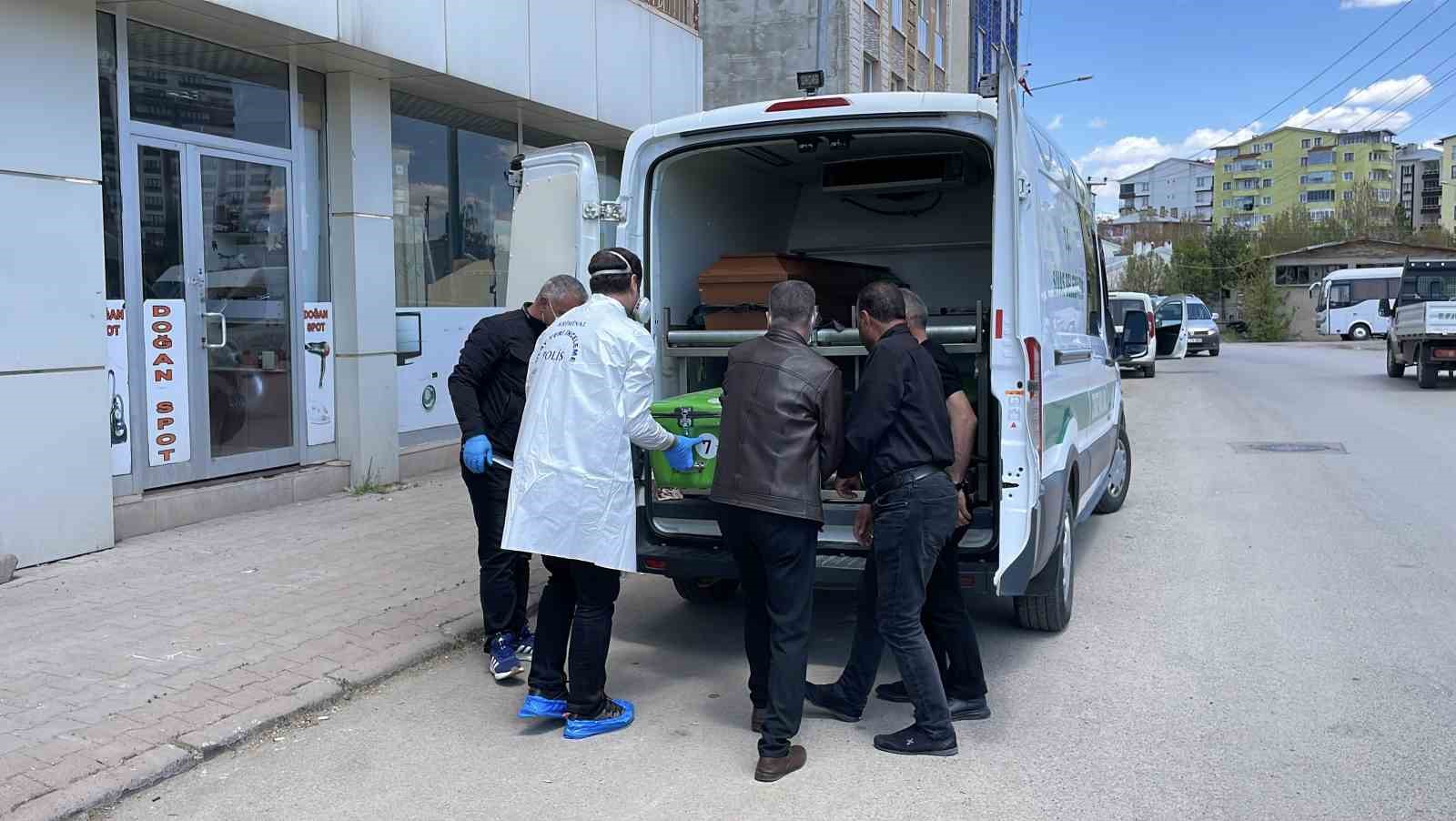 Sivas&rsquo;ta ş&uuml;pheli &ouml;l&uuml;m, evinden yayılan k&ouml;t&uuml; koku ortaya &ccedil;ıkarttı
