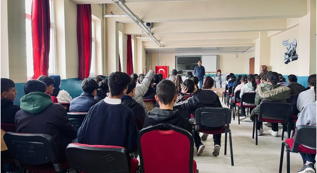 Polislerden &ouml;ğrencilere meslek tanıtımı
