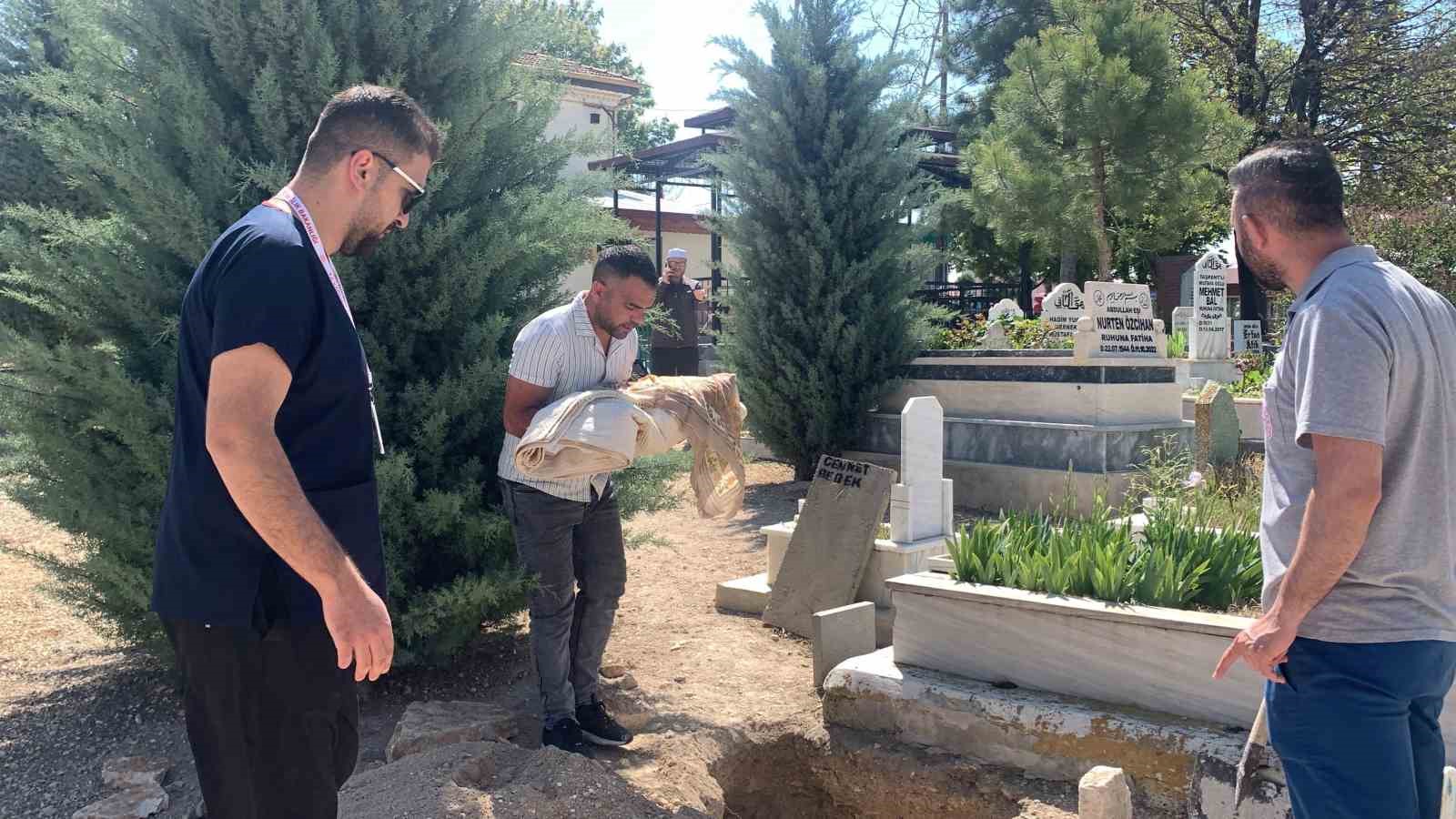 Karaman’da hastane tuvaletinde ölü doğan 5 aylık bebek defnedildi
