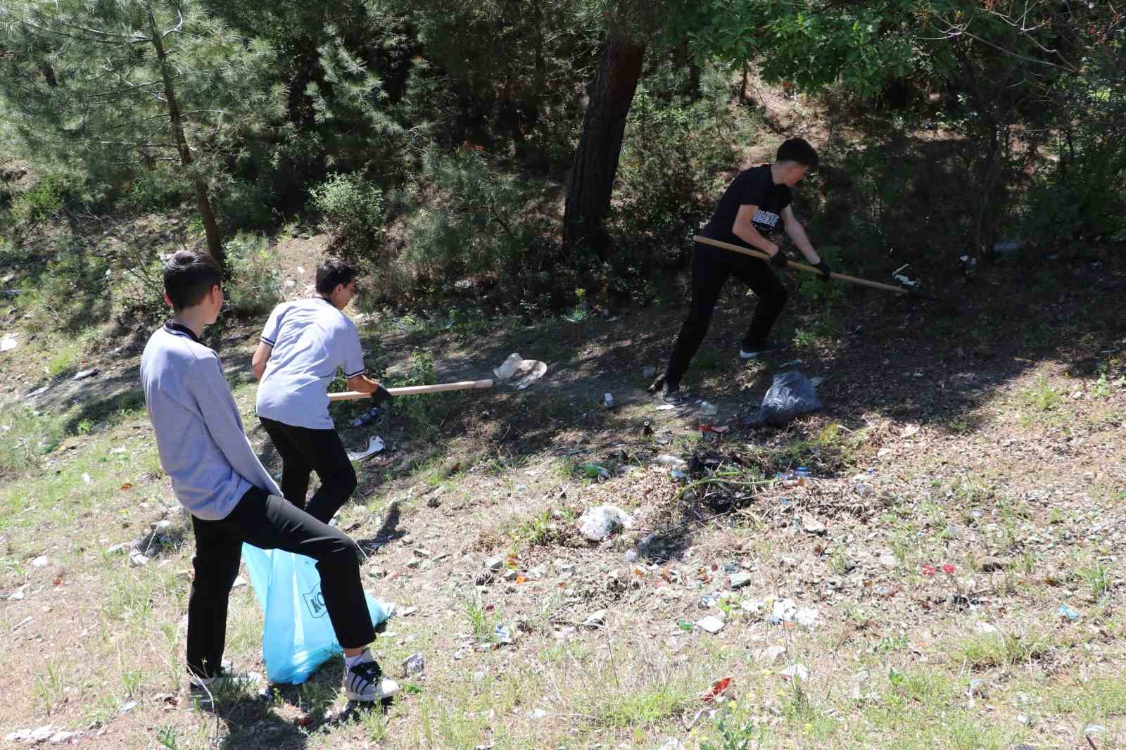 Bir avuç genç, bir dağ çöp