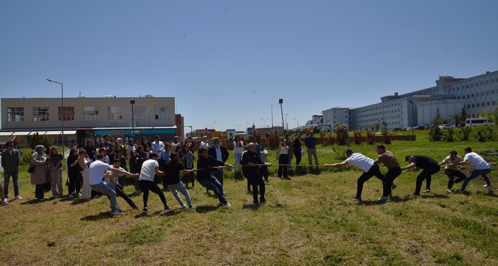 &Uuml;niversite &ouml;ğrencileri Hıdırellez&rsquo;i kutladı
