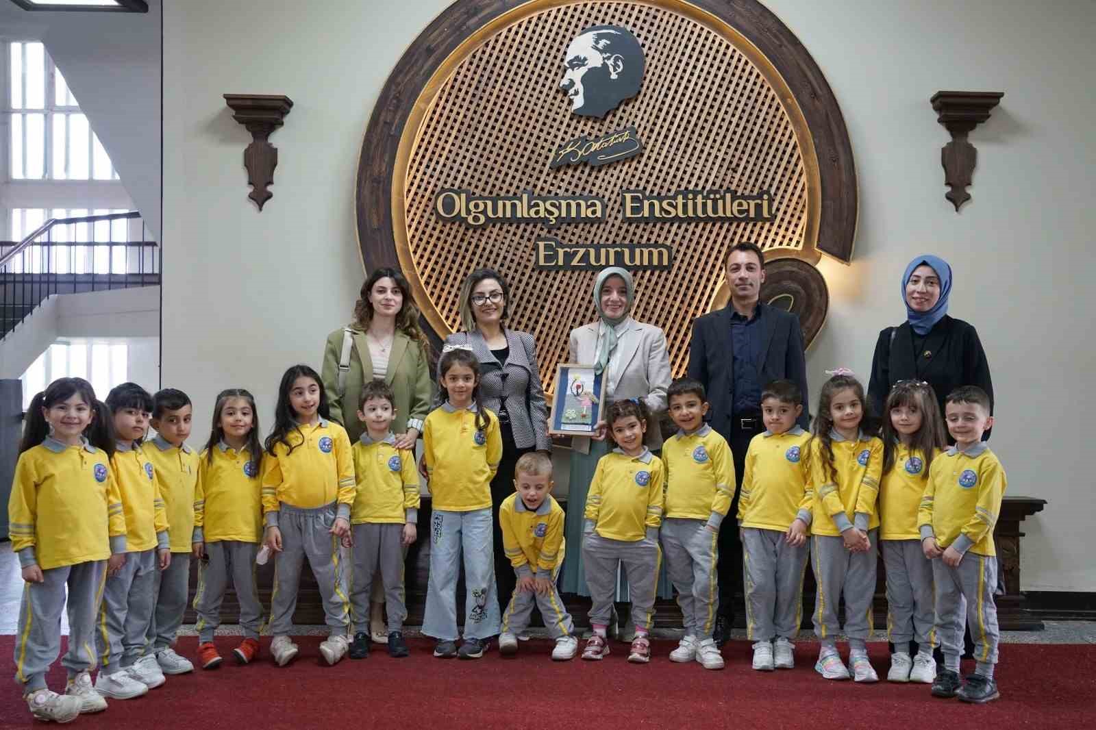 Anaokulu &ouml;ğrencileri halı tezgahıyla tanıştı 