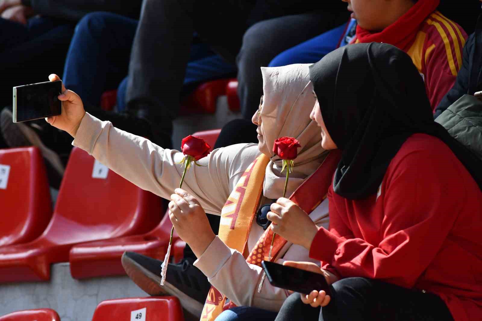 Kayserispor’dan Anneler Günü jesti