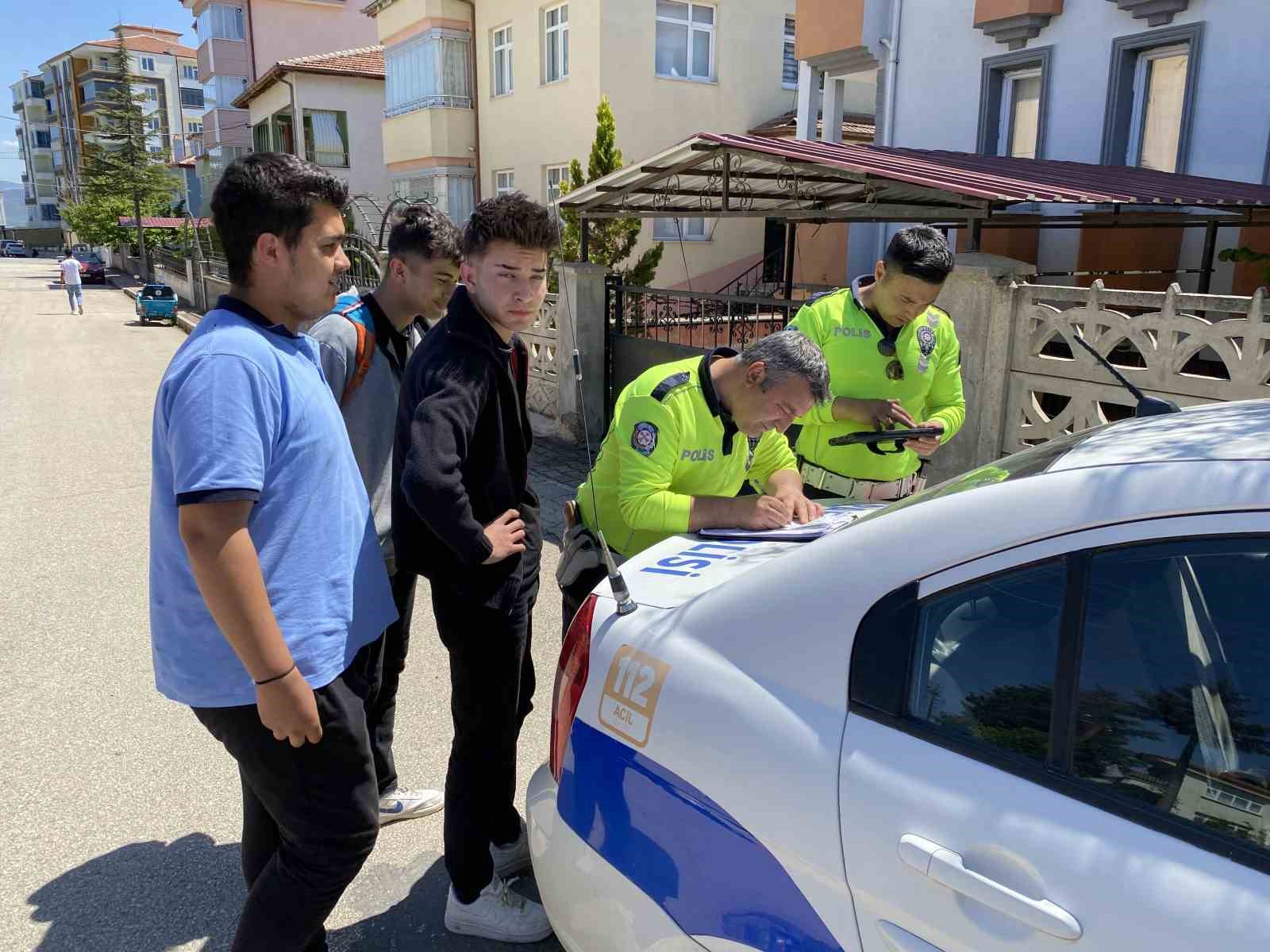 Zile&rsquo;de kasksız ve belgesiz motosiklet kullananlara ceza yağdı
