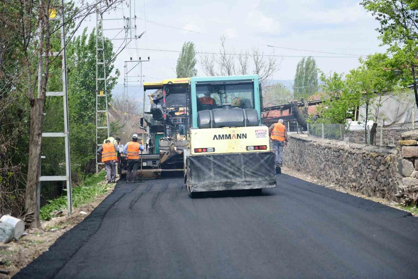 Kahramankazan&rsquo;da sıcak asfalt &ccedil;alışmaları s&uuml;r&uuml;yor

