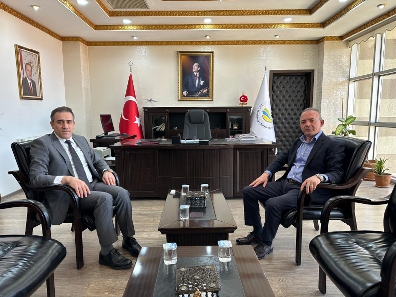 Burhaniye’de Mülkiye Başmüfettişi Öner, kaymakam İlyas Memiş’i ziyaret etti