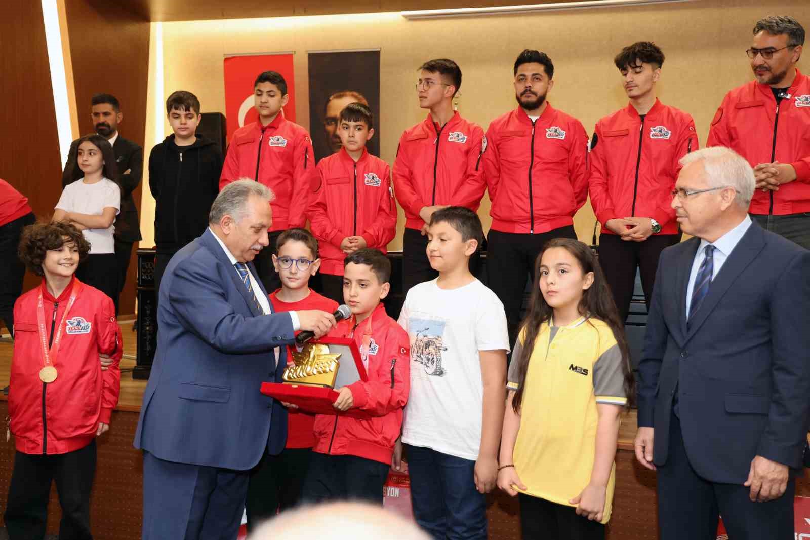 Talas Belediye Meclisi’nde TEKNOFEST şampiyonları rüzgarı esti