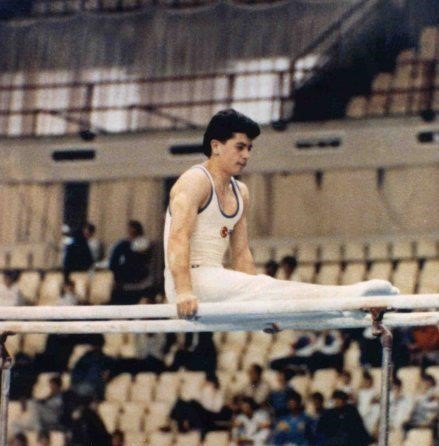 Efsane cimnastik&ccedil;i Canbaş, karanfillerle anıldı
