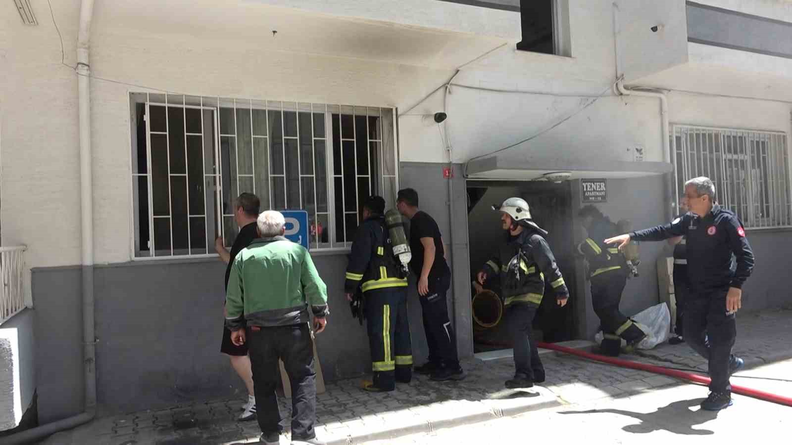 Yalova’da apartman dairesinde çıkan yangında bir kişi dumandan etkilendi