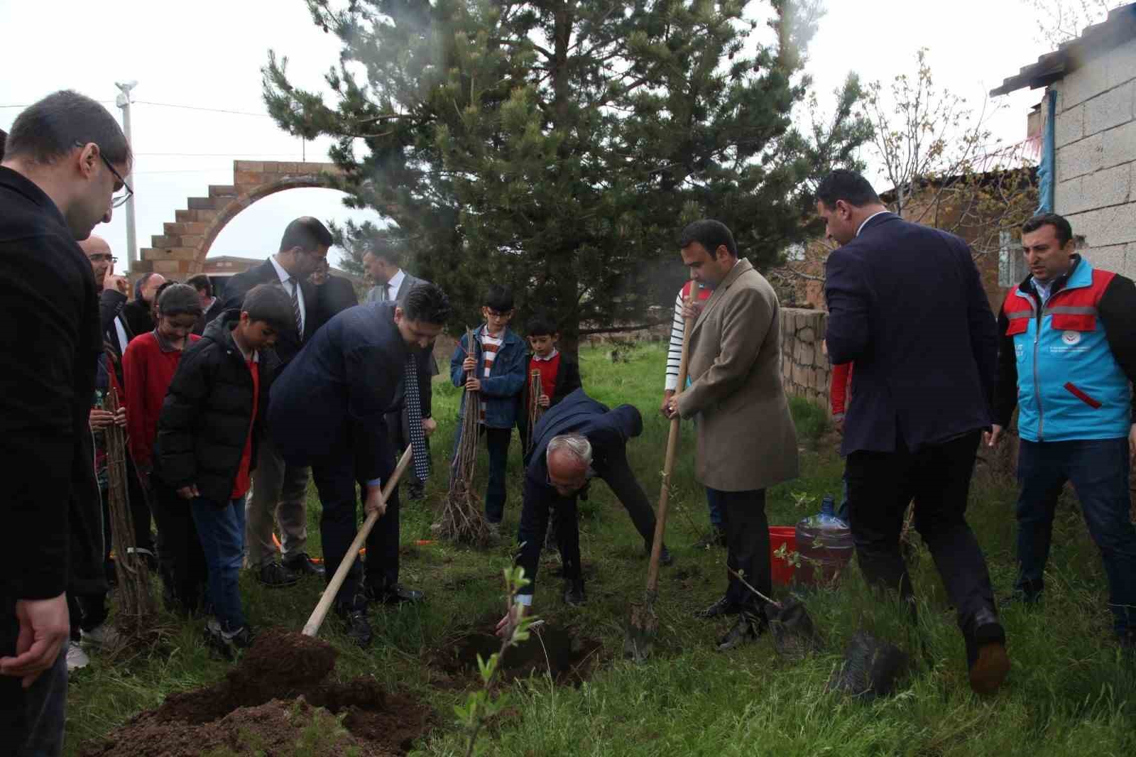 Ahlat&rsquo;ta &ouml;ğrencilere 2 bin meyve fidanı dağıtıldı
