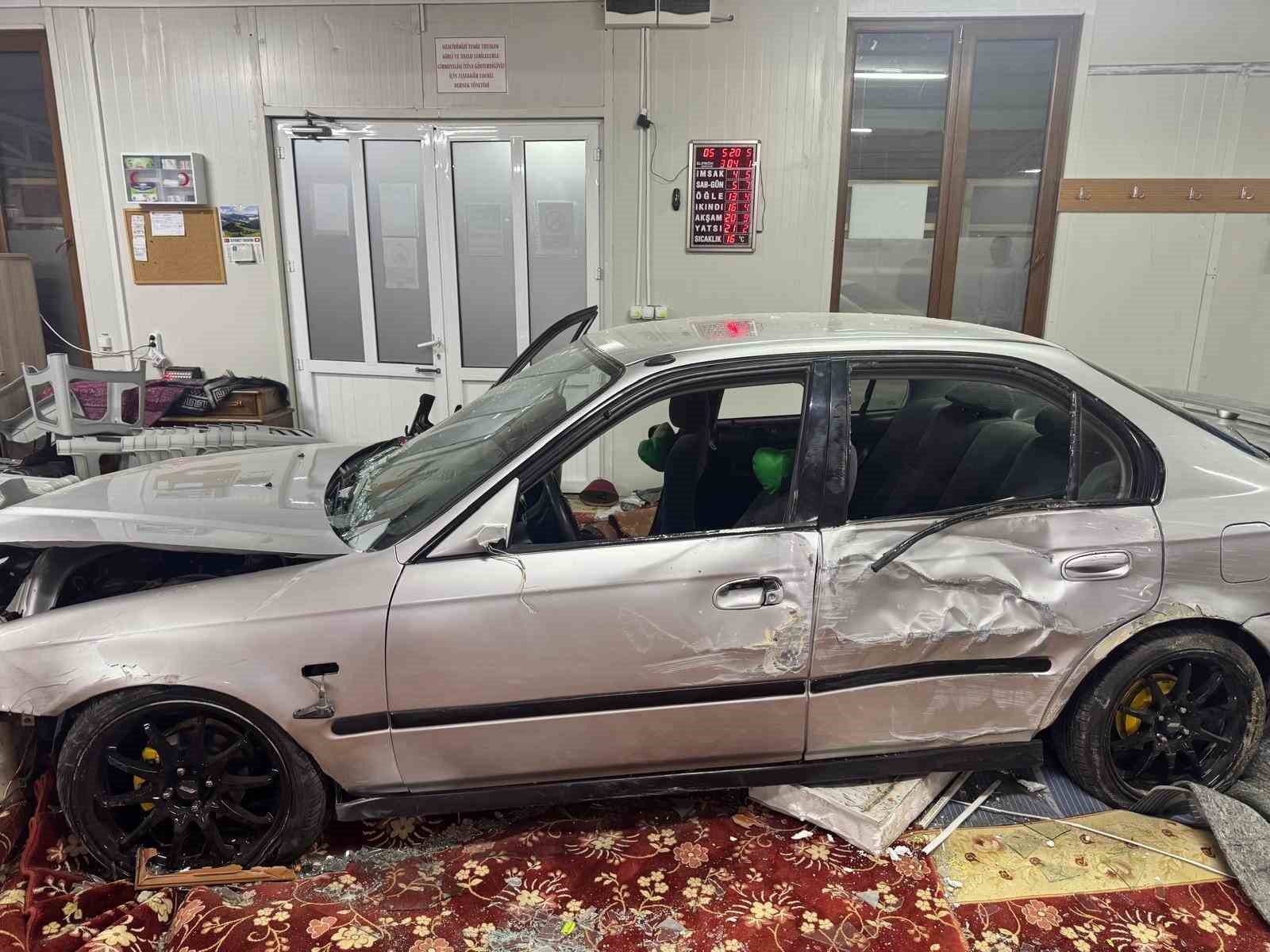 Otomobilin camiye daldığı anların güvenlik kamerası ortaya çıktı