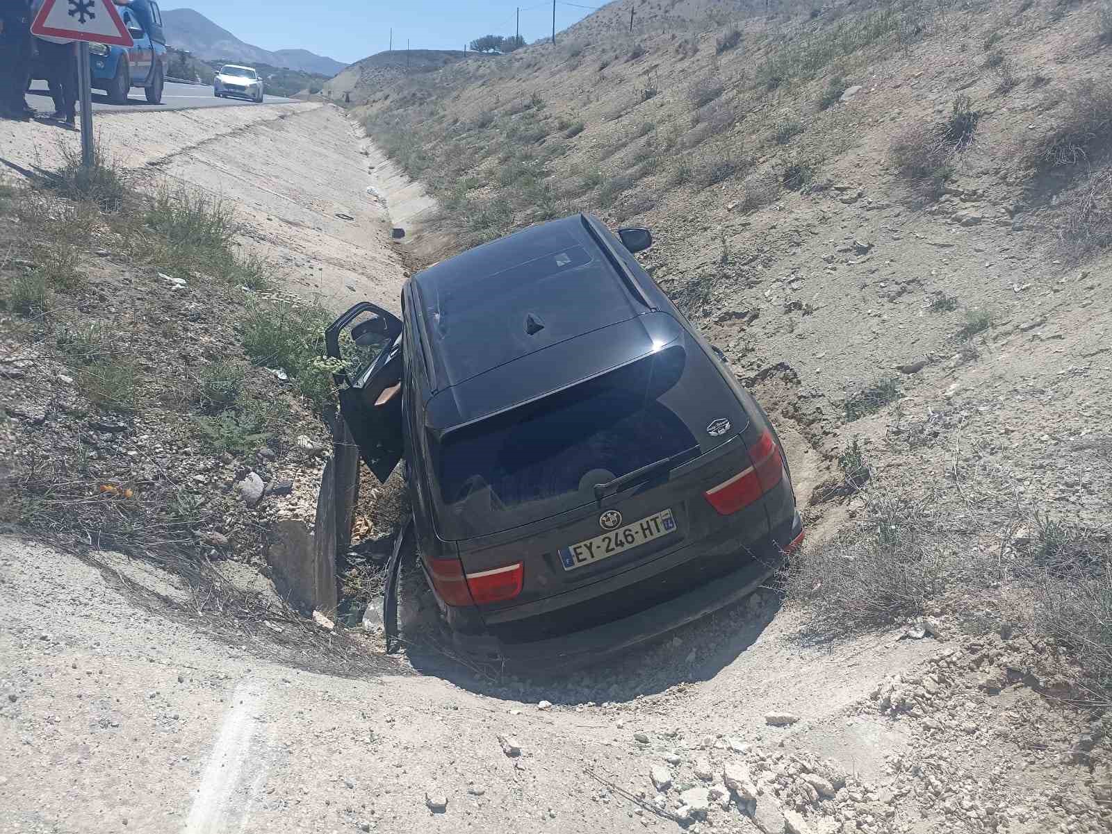 Darende&rsquo;de ara&ccedil; yol kenarına devrildi: 1 yaralı
