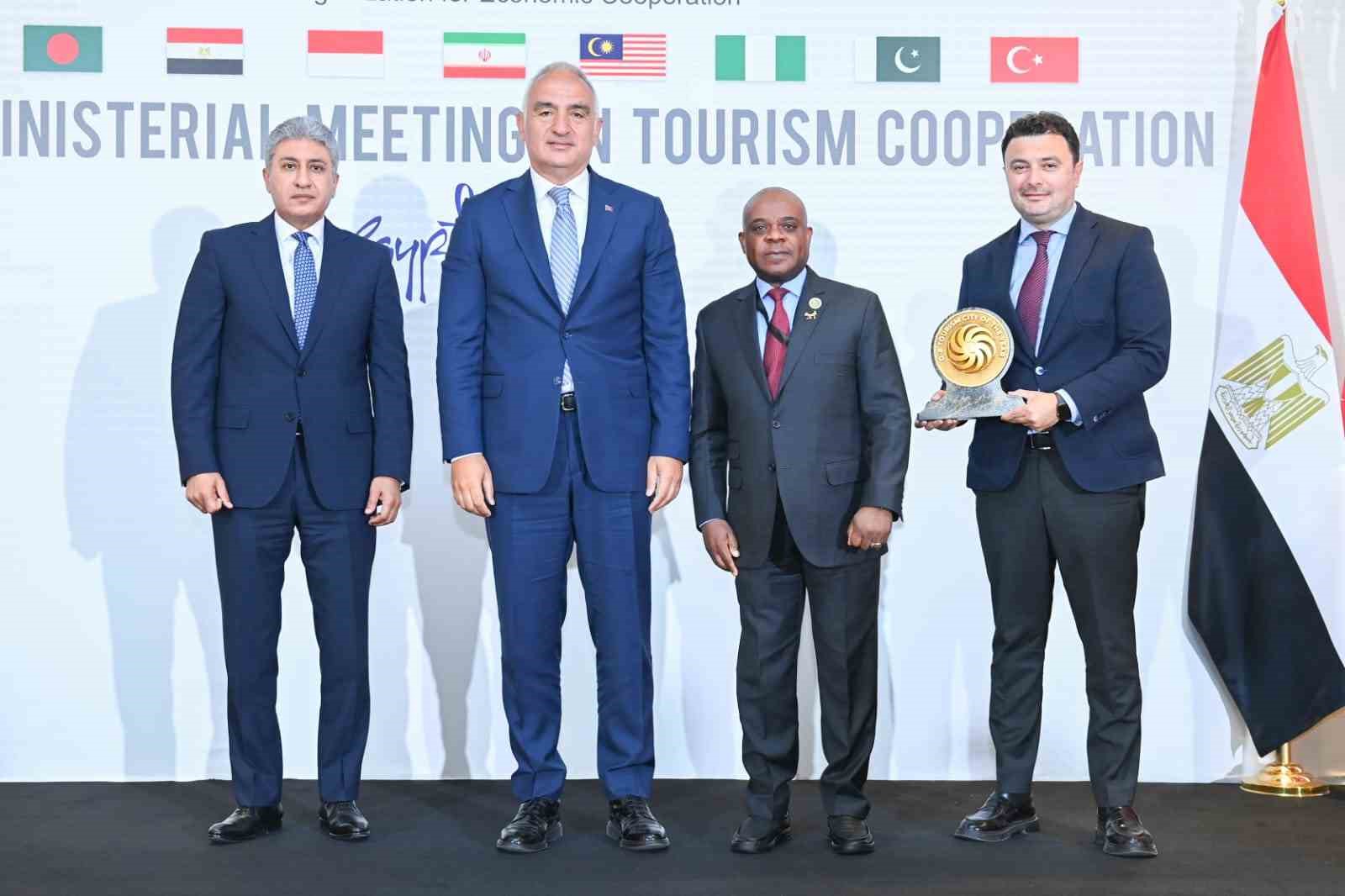 Antalya "2025 Yılı D-8 Turizm Şehri" ödülünü Kahire’deki bakanlar toplantısında aldı