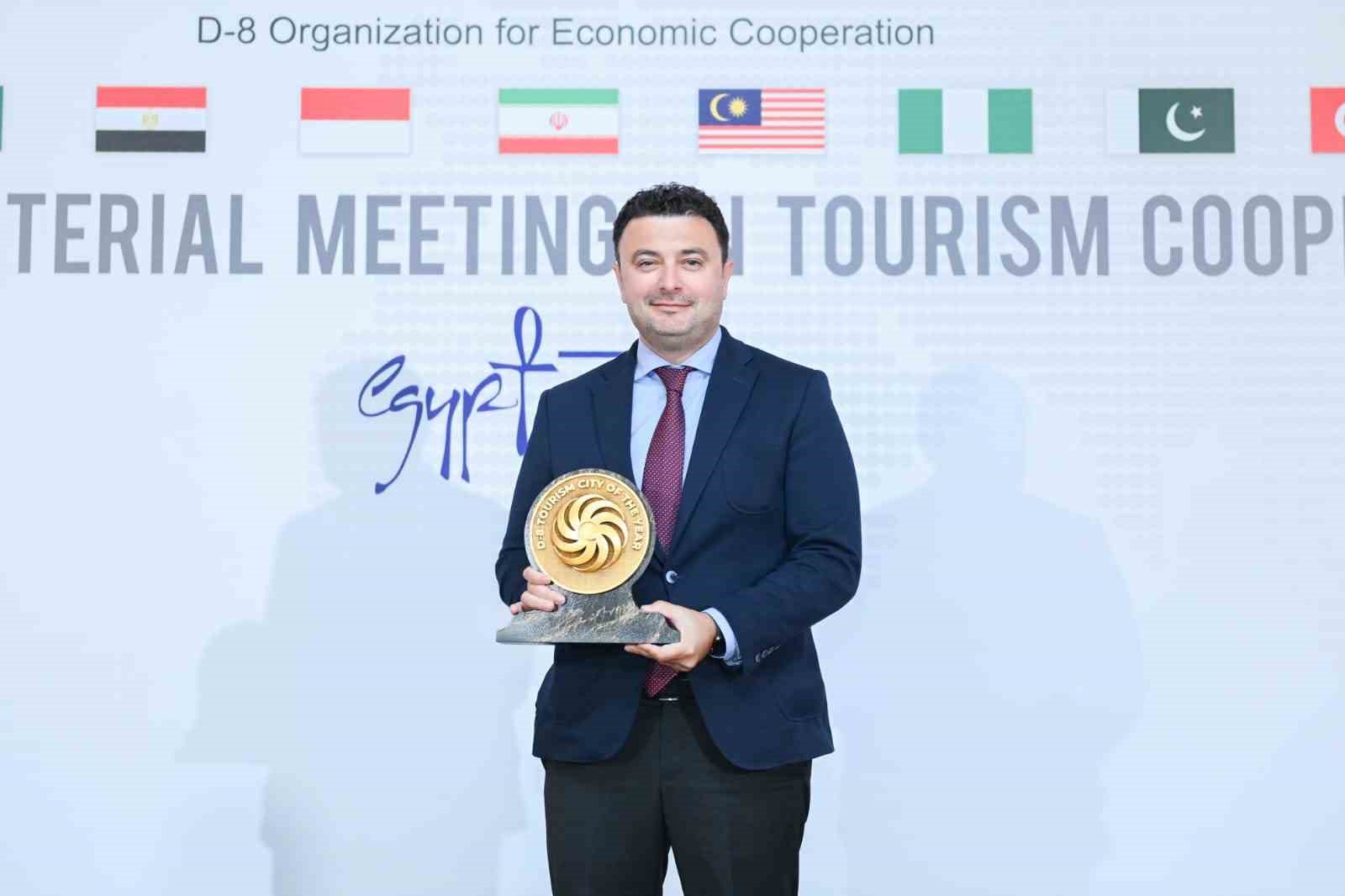 Antalya "2025 Yılı D-8 Turizm Şehri" &ouml;d&uuml;l&uuml;n&uuml; Kahire&rsquo;deki bakanlar toplantısında aldı
