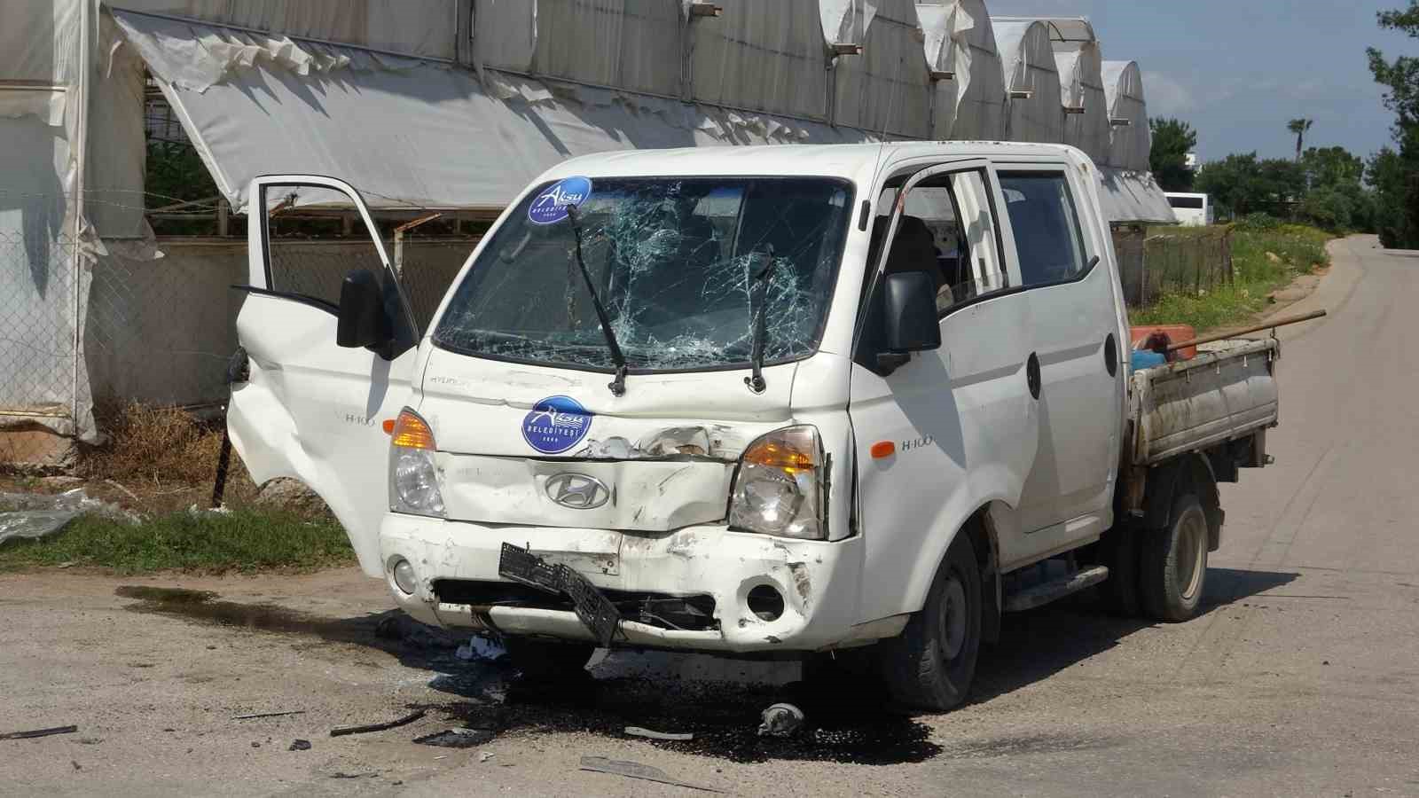 Kamyon ile hafif ticari araç çarpıştı: 2 yaralı