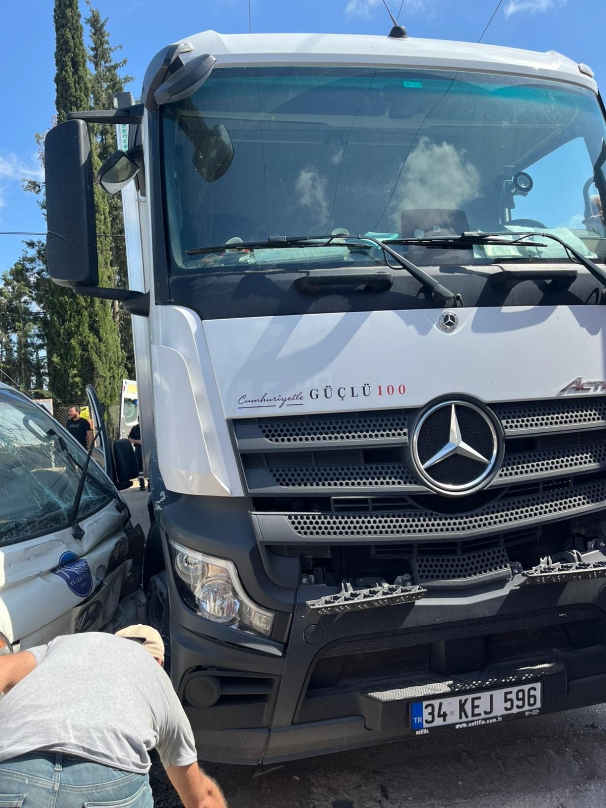 Kamyon ile hafif ticari ara&ccedil; &ccedil;arpıştı: 2 yaralı
