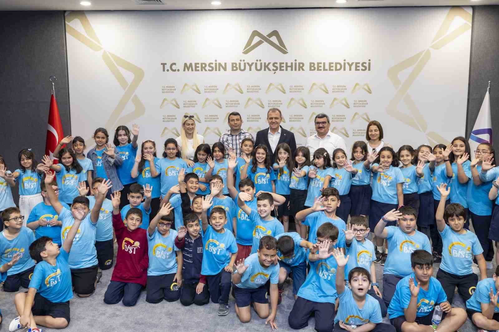 Başkan Se&ccedil;er, &ccedil;ocukların sorularını yanıtladı
