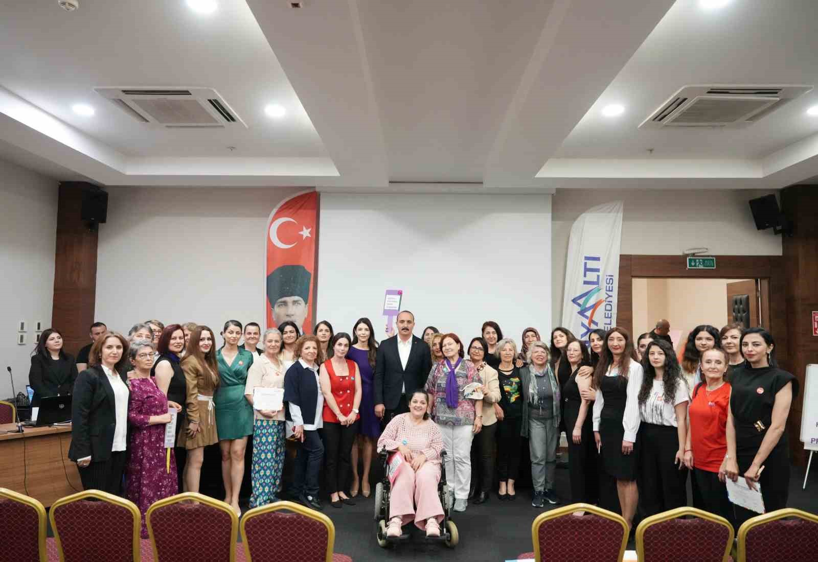 Kadınlar, sertifikalarını başkan Kotan’dan aldı