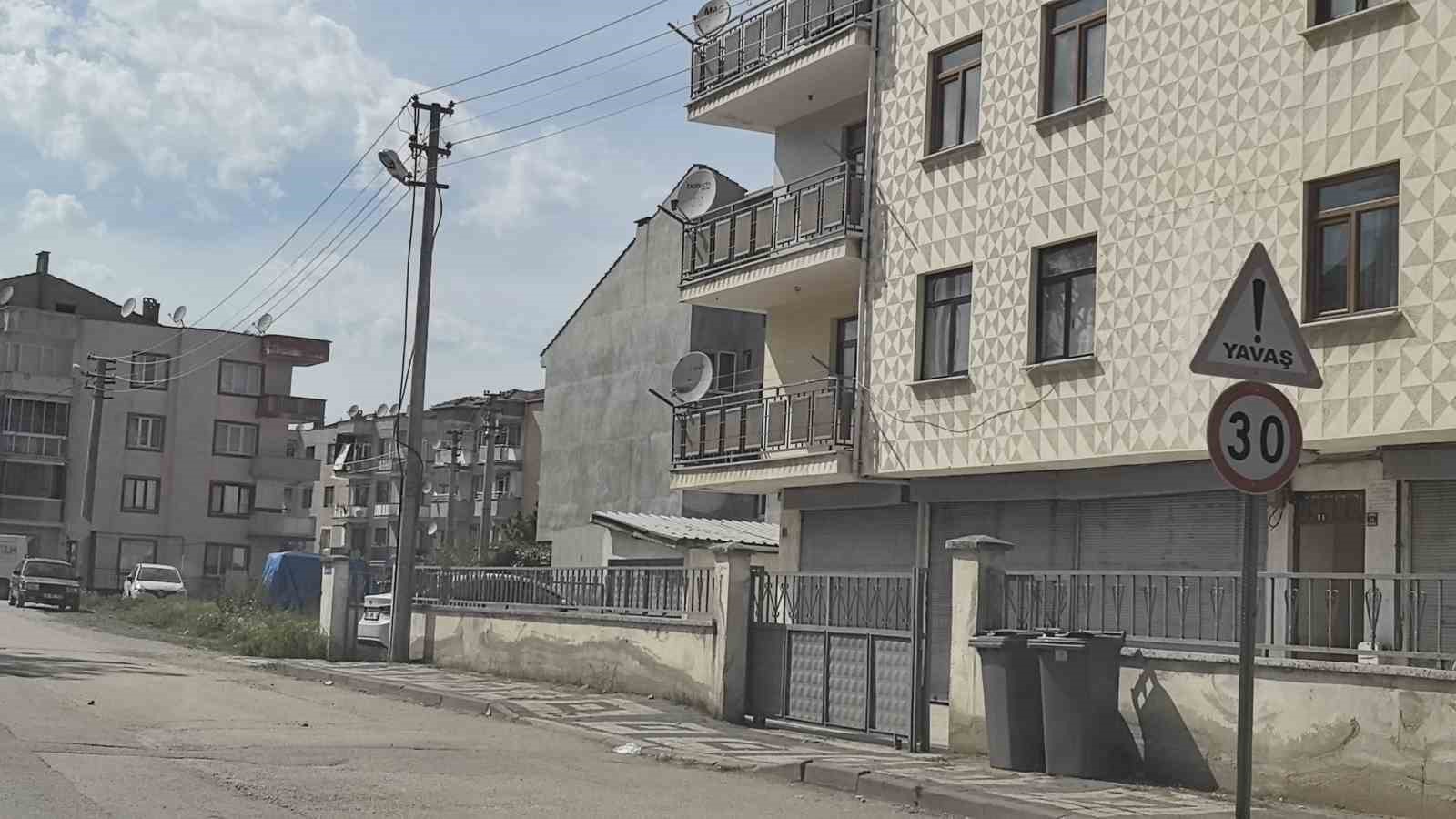 Bursa&rsquo;da balkondan d&uuml;şen &ccedil;ocuk yaralandı
