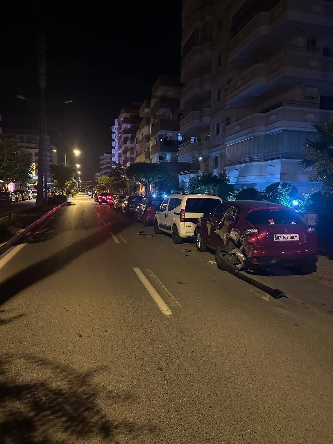 Alanya&rsquo;da alkoll&uuml; s&uuml;r&uuml;c&uuml; park halindeki ara&ccedil;lara &ccedil;arptı
