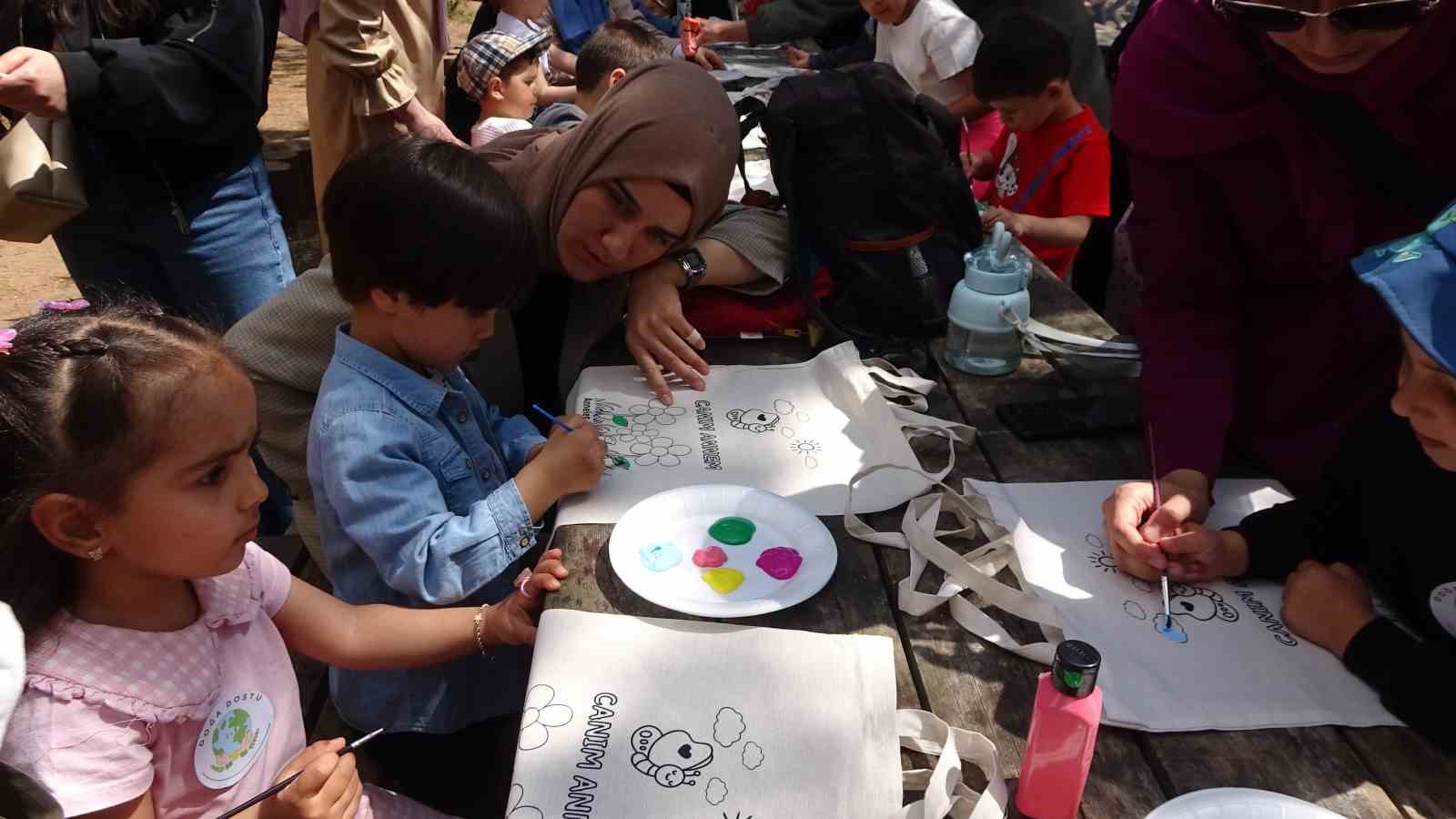 Minikler hem doğada &ccedil;&ouml;p topladı hem de anneleri i&ccedil;in bez &ccedil;anta boyadı
