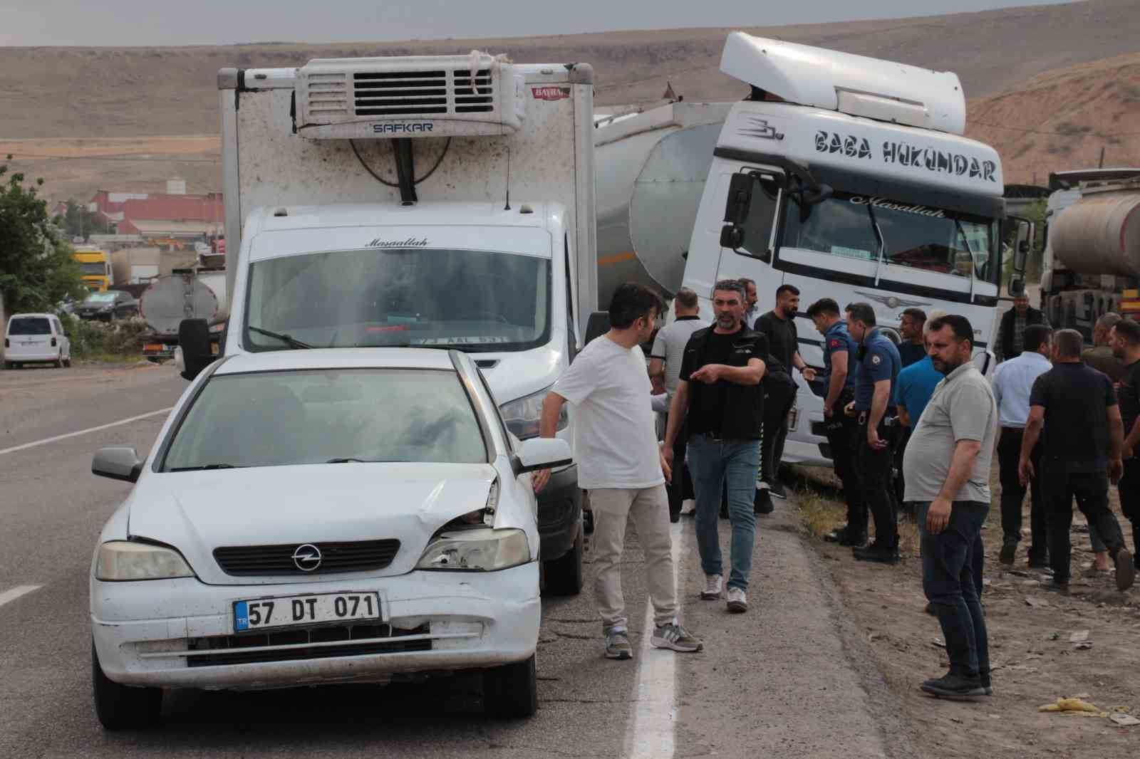 Şırnak&rsquo;ta 6 aracın karıştığı maddi hasarlı zincirleme kaza
