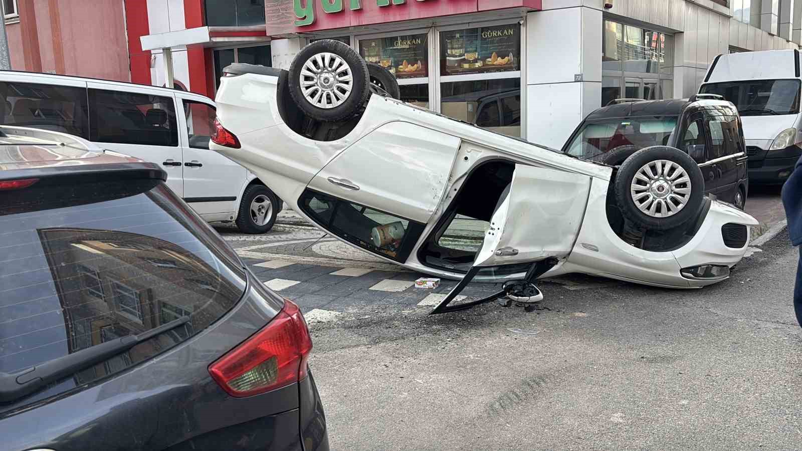 İki otomobil çarpıştı, araçlardan biri takla attı: 1 yaralı