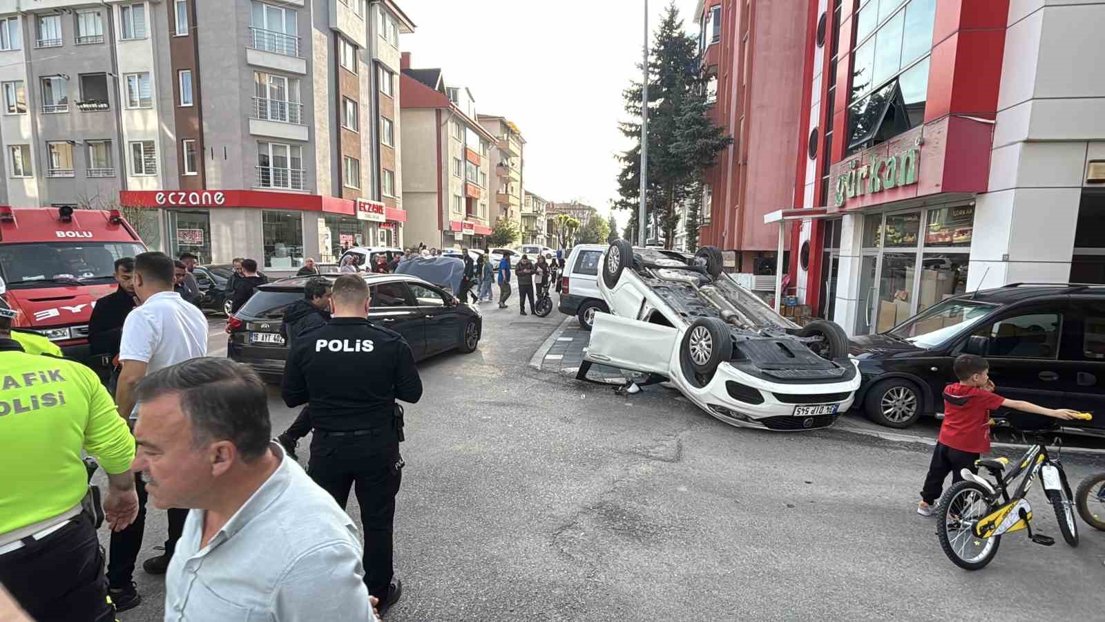 İki otomobil &ccedil;arpıştı, ara&ccedil;lardan biri takla attı: 1 yaralı
