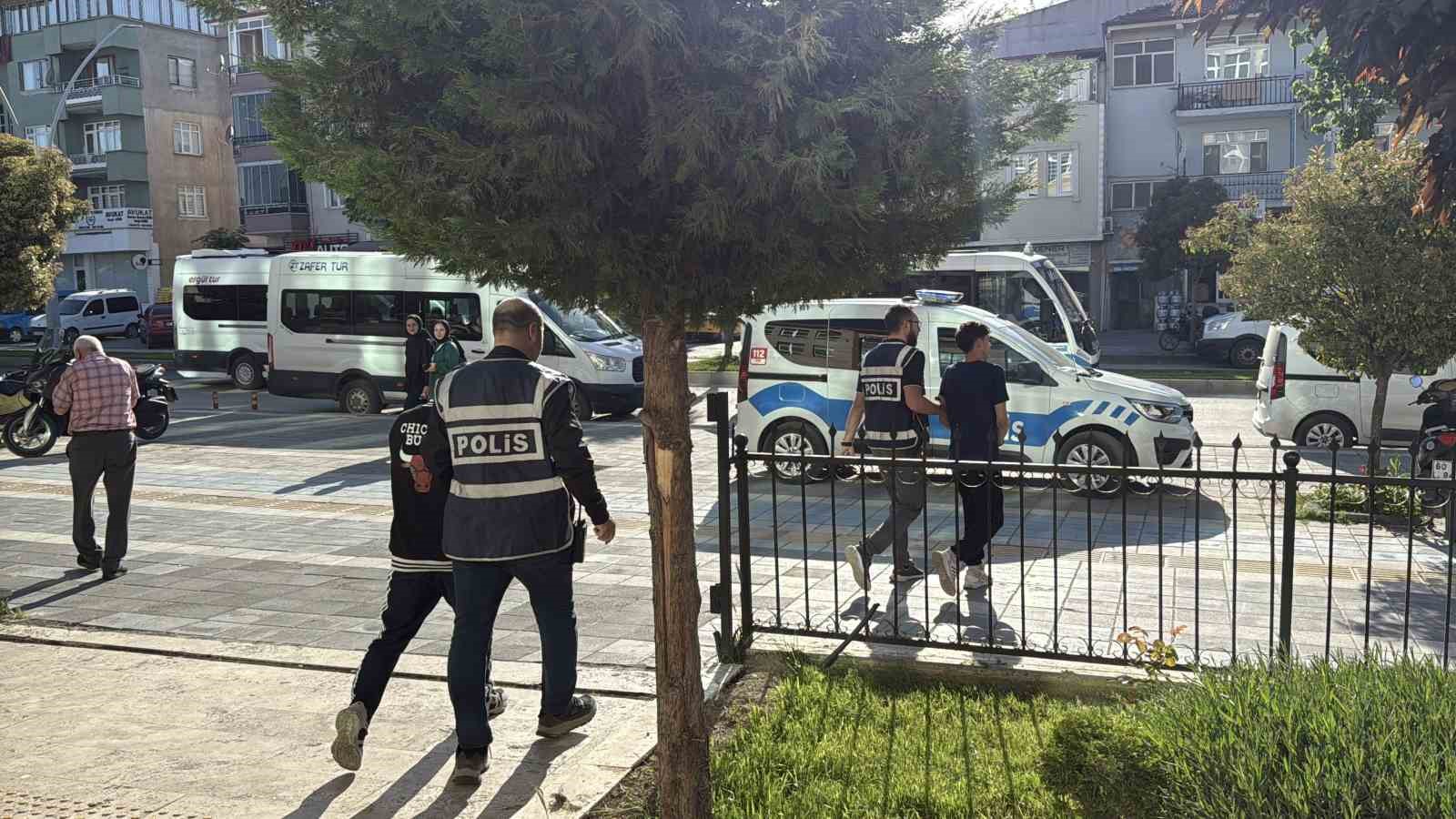 14 yaşındaki kıza cinsel istismarda bulunan 2 kişi tutuklandı
