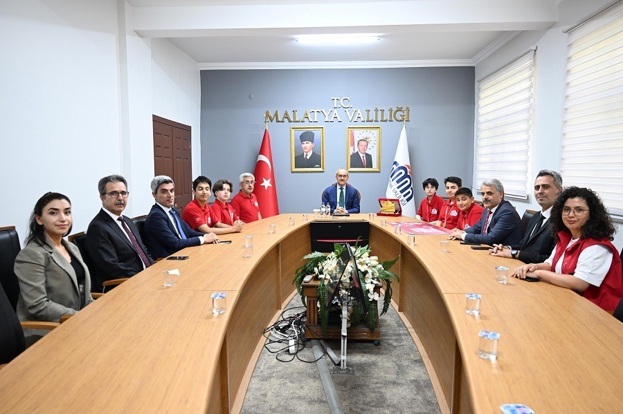 Malatyalı genç yetenekler başarılarını Vali Yavuz’la paylaştı
