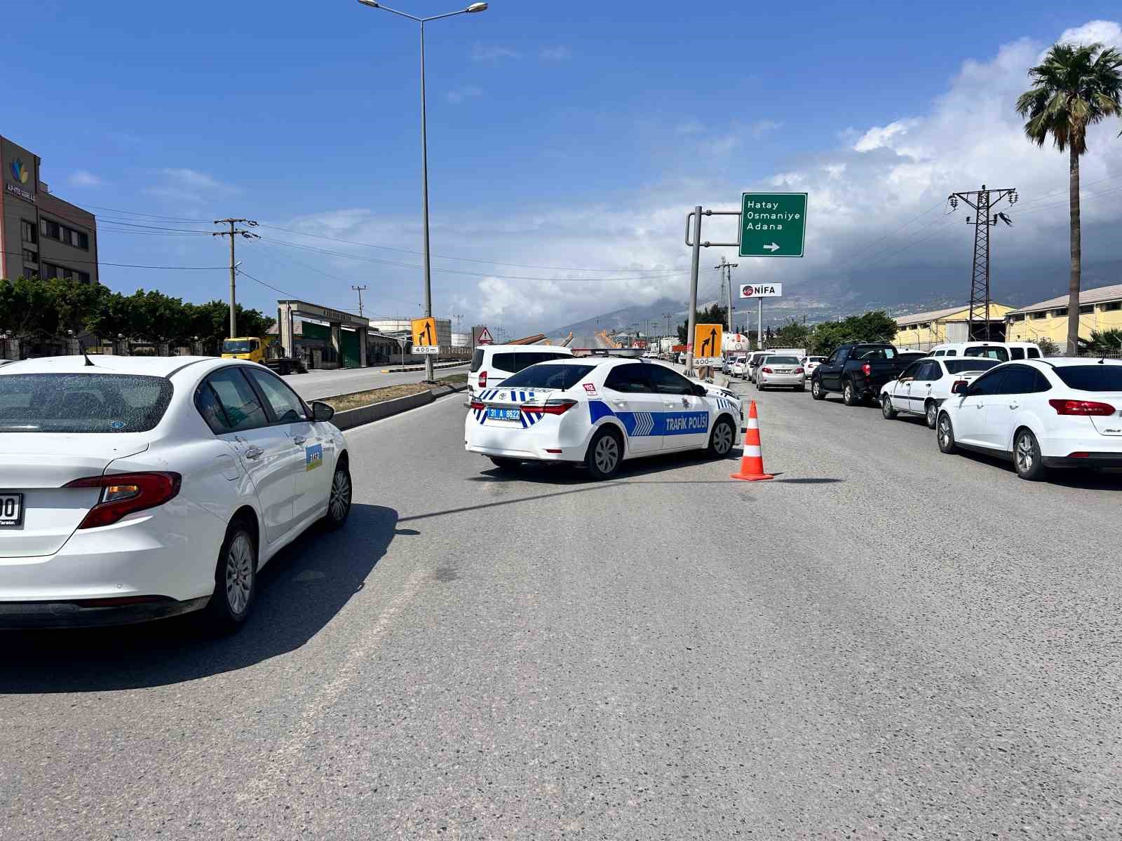 Patlamayla yaşanan doğalgaz kaçağını hiçe sayarak sigara içen vatandaşlara polisten anonslu uyarı