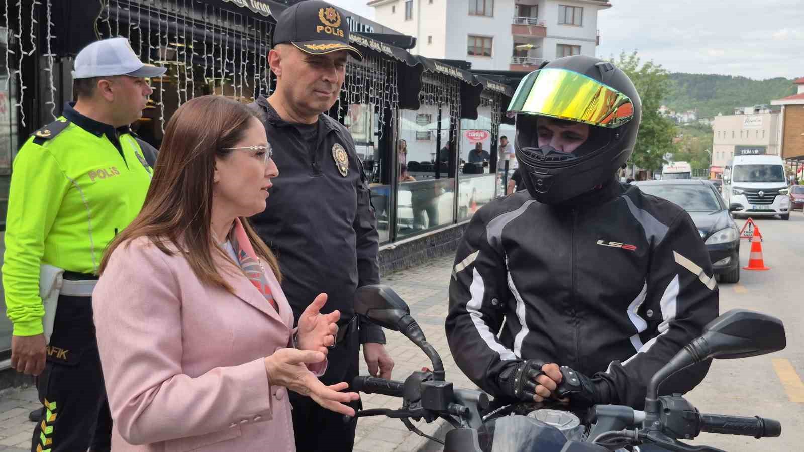 Kasksız yolcu, uygulama yapan valiye yakalandı
