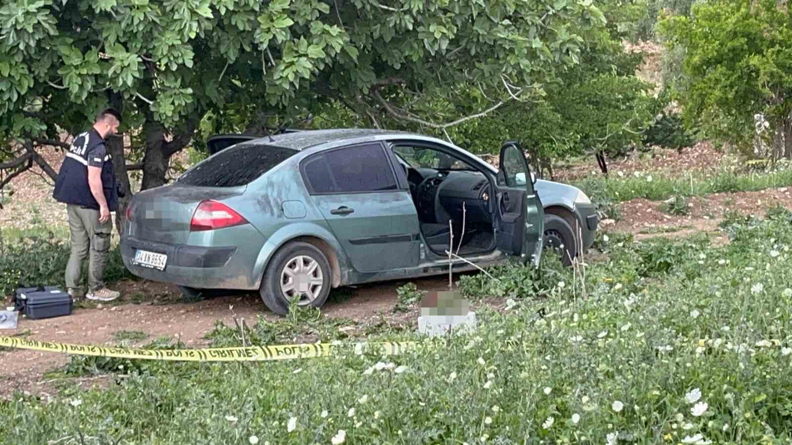 Otomobil i&ccedil;erisinde pompalı t&uuml;fekle &ouml;ld&uuml;r&uuml;ld&uuml;
