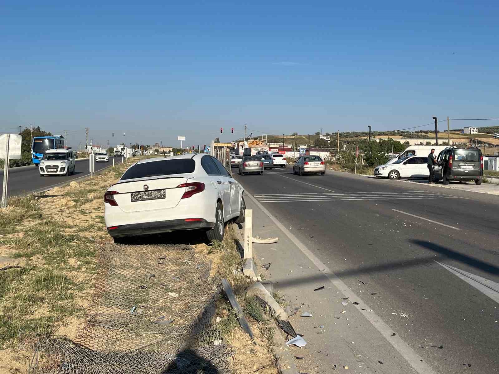 Otomobille &ccedil;arpışan motosikletin s&uuml;r&uuml;c&uuml;s&uuml; yaralandı
