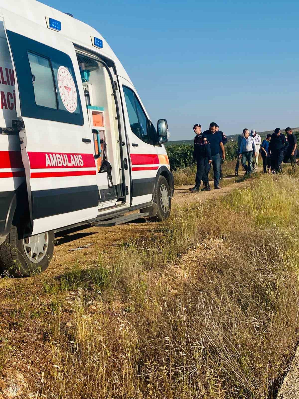 Sulama kanalı düşen çocuğu annesi kurtardı