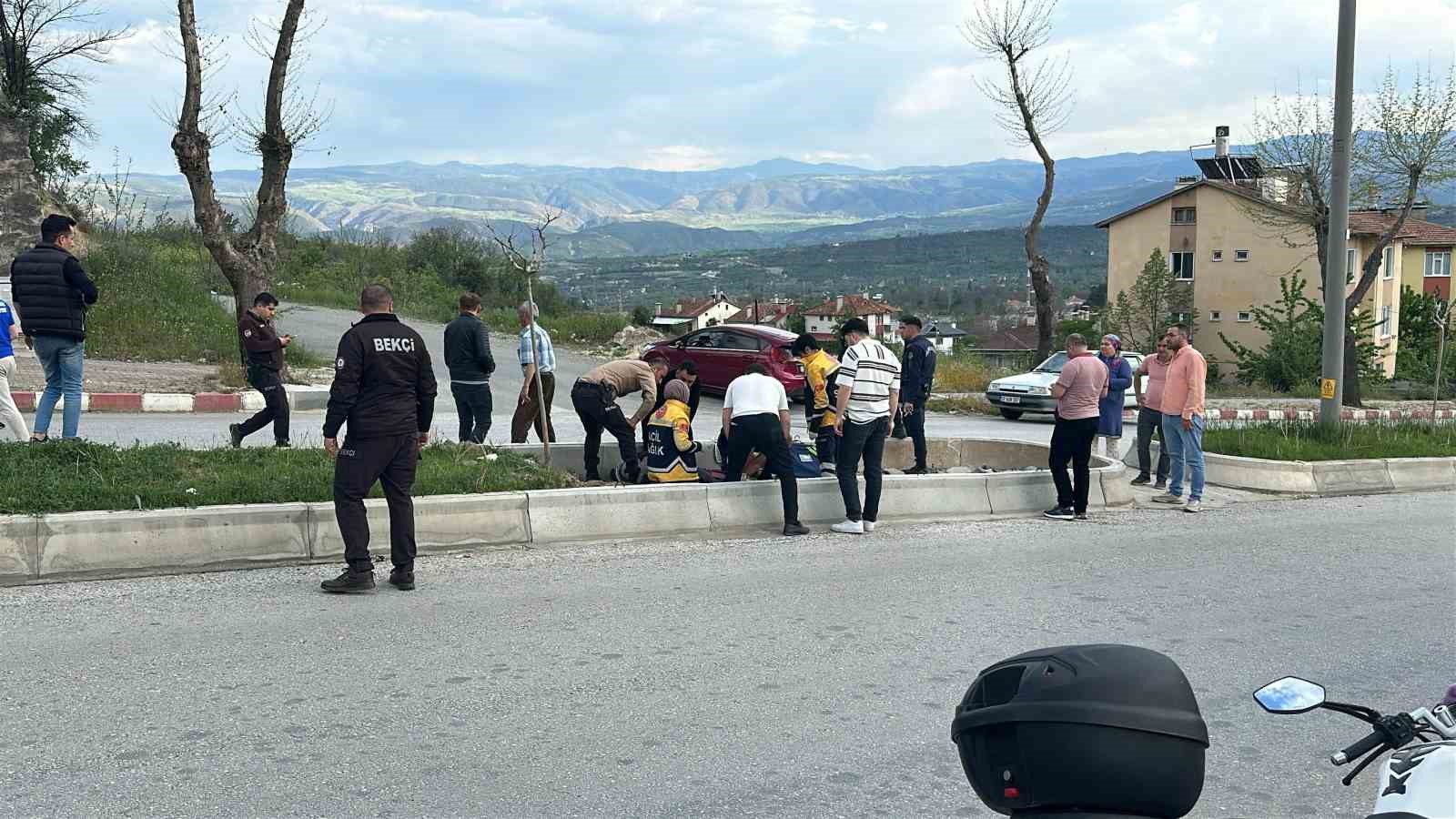 Virajı alamayan motosiklet refüje çarptı: 1 ağır yaralı